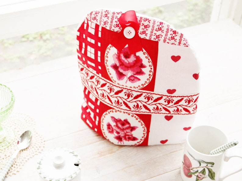 Tea pot or coffee pot cozy in red and white.