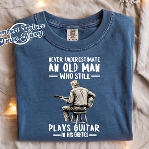 Onderschat nooit een oude man die gitaar speelt in zijn jaren tachtig-shirt, alle mannen zijn gelijk gitaar, 80e verjaardagscadeau voor gitarist