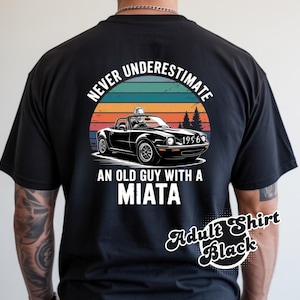 Underskatta aldrig en gammal man med en Miata-bil herr-T-shirt, gammal Miata-ägare gåvor till pappa morfar t-shirt, 70-årsdag herr-damtröja