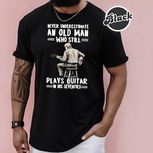 Unterschätzen Sie niemals einen alten Mann, der Gitarre in seinem Siebziger-Shirt spielt