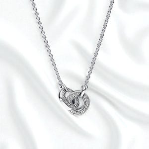 Halsband med sammanflätat pavéhänge, silverhänge, present till henne