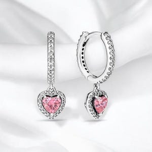 Elegante silberne Herz Creolen, Zierliche Ohrringe mit rosa Herz, Silberohrringe mit rosa Zirkonia, Silberschmuck, Geschenk für sie