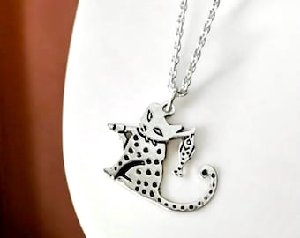 Collar de gato pescando en plata de ley 925: un bonito collar de gato con un diseño especial. Regalo perfecto para amantes de los gatos.
