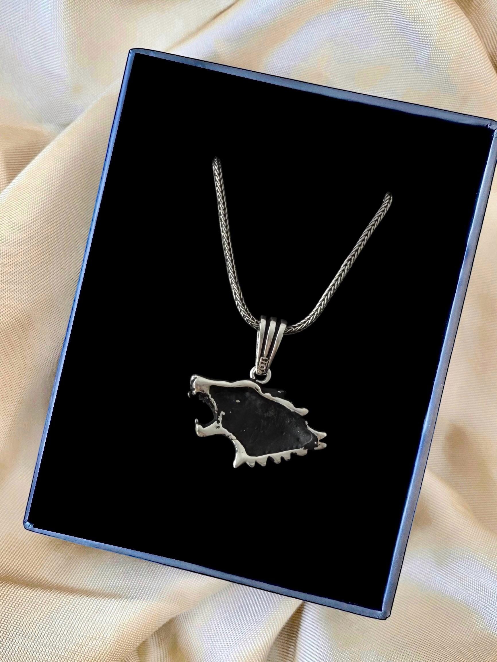 Collana con ciondolo a forma di testa di lupo in rodonite e perline heishi