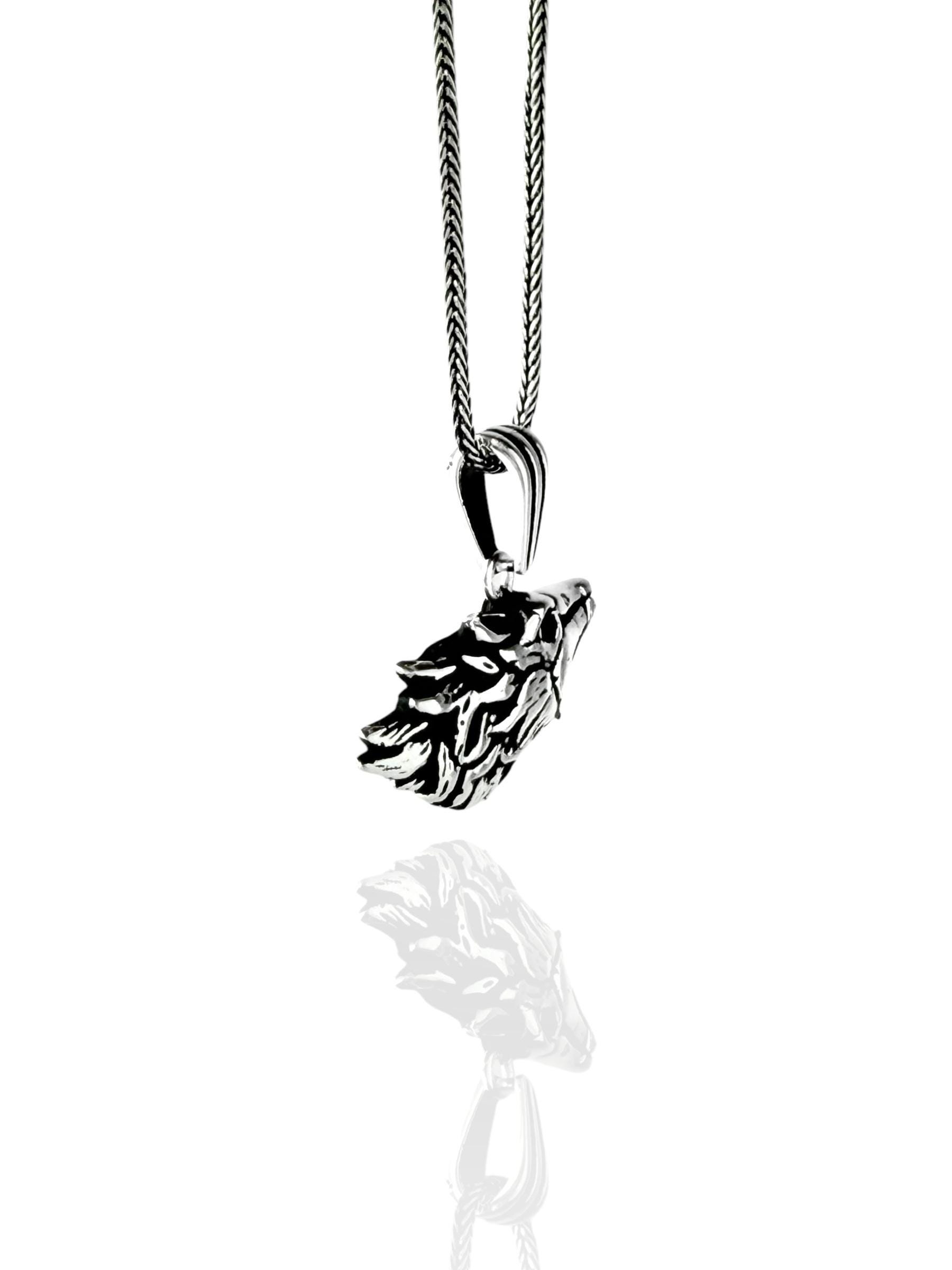 Collana con ciondolo a forma di testa di lupo in rodonite e perline heishi