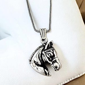 Collar con colgante de cabeza de caballo en plata 925: regalo de joyería para amantes de los caballos, collar con animales, collar con dijes, colgante hecho a mano, collar unisex