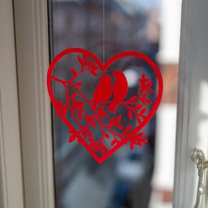 Handgemaakt rood hart met tortelduifjes – romantisch decor, milieuvriendelijk cadeau