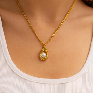 Dainty Pearl Necklace, Pearl Choker Necklace, Choker Necklace, Gold Pearl Necklace, Gold Jewelry, Real Pearl Gold Pendant Necklace