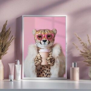 Impresión de arte mural de guepardo con café y gafas de sol rosas, póster de animal adorable para cafetería, decoración moderna para el hogar, arte mural imprimible digitalmente.