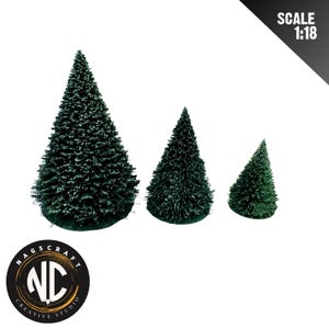 Puede incluir: Tres árboles de Navidad artificiales de color verde oscuro en miniatura de varios tamaños. Los árboles tienen forma de cono con ramas detalladas y texturizadas. La imagen incluye el texto "SCALE 1:18" y un logotipo de NagsCraft Creative Studio.