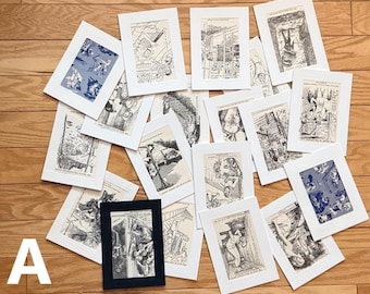 Puede incluir: Una colección de láminas de arte rectangulares con paspartú blanco, que presentan ilustraciones en tinta negra y blanca y dos láminas con motivos azules y blancos. La letra A es visible en la esquina inferior izquierda. Las láminas están dispersas.