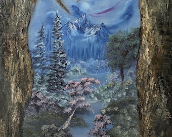 Könnte beinhalten: Ein Gemälde, das eine Waldszene mit einer Bergkette im Hintergrund zeigt. Die Bäume sind in Blautönen und Grüntönen gemalt, und der Himmel ist hellblau mit rosa Wolken. Das Gemälde ist von zwei Baumstämmen eingerahmt.