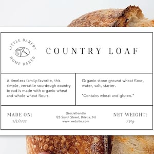 Könnte beinhalten: Ein weißes Etikett mit schwarzem Text und einem Logo für "Little Bakery, Home Baked", das ein Brot zeigt. Das Etikett lautet "Country Loaf" und enthält Informationen über die Zutaten, das Herstellungsdatum und das Nettogewicht (750 g).