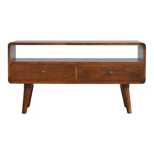 Puede incluir: Una mesa de centro de madera marrón oscuro con dos cajones y un estante. La mesa tiene un diseño curvo y patas cónicas.