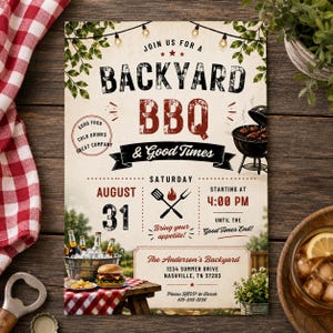 Könnte beinhalten: Ein Einladungsflyer für ein Backyard BBQ mit Lichterketten, einem Holzkohlegrill und einem Metallkübel mit Getränken. Der Text enthält JOIN US FOR A BACKYARD BBQ & GOOD TIMES, AUGUST 31, 4:00 PM, und The Anderson's Backyard, 1234 Summer Drive, Nashville.