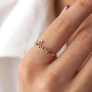 Anillo de amor de oro macizo de 14 quilates, joyería con la palabra "amor" en cursiva, delicados anillos de amor, anillos apilables, anillo minimalista con letra cursiva, alianza de boda, anillo llamativo.