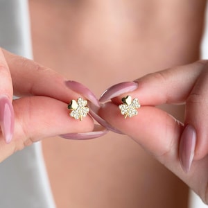 Minimal Clover Earrings, Flower Shaped Stud Earrings, Four Leaf Clover Earrings for Women, Floral Stud Earrings, Tiny Heart Jewelry for Her