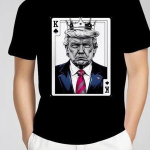 Camiseta satírica MAGA de Donald Trump, camiseta unisex de algodón de edición limitada, Donald Trump es el rey, arte original, jugador de cartas, regalo para él