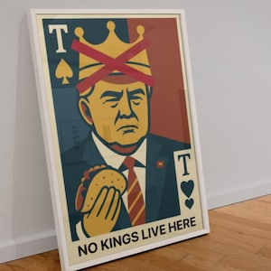 Puede incluir: Póster enmarcado con una caricatura política. La imagen presenta a un hombre con una corona tachada, sosteniendo un taco. El texto "NO KINGS LIVE HERE" está en la parte inferior. El fondo es rojo, azul y beige.