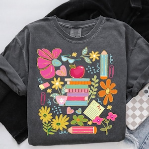 Comfort Colors® Niedliches Lehrer-Hemd, Bücher-Hemd, Zurück in der Schule, Bücherwurm-Hemd, Buchliebhaber-Lehrer, Grundschullehrer, Botanisches Hemd