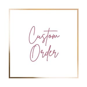 Può includere: Uno sfondo bianco con un bordo dorato e le parole "Custom Order" in un carattere corsivo bordeaux. L'immagine è un design semplice ed elegante, perfetto per un annuncio commerciale o di prodotto.