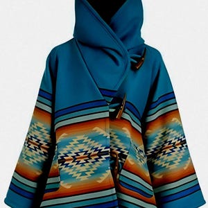 Peut inclure: Une veste à capuche bleu sarcelle avec un motif sud-ouest. La veste a une grande capuche et une fermeture à bouton. Le motif présente des rayures et des motifs géométriques dans des tons d'orange, de bleu et de blanc.