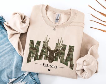 Bluza z nadrukiem "Hunter Mama", koszula z nadrukiem "Deer Hunting", koszulka "Hunter Mama", prezent dla mamy w kamuflażu, koszulka "Mama Preppy Duck Camo", koszulka "Camouflage Coquette", klub myśliwski