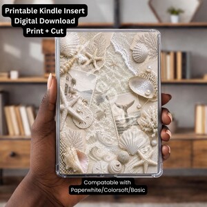 Könnte beinhalten: Ein Kindle-Insert mit Strandmotiv, das Muscheln, Seesterne und Vintage-Fotografien zeigt. Der digitale Download ist zum Drucken und Zuschneiden bereit. Der Text auf dem Insert lautet "Printable Kindle Insert Digital Download Print + Cut".