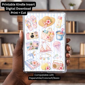 Op de afbeelding: Een digitale download Kindle-inzet met illustraties met strandthema. Het ontwerp omvat een zonnehoed, sandalen, een camera, een bikini en een strandtas. De tekst bovenaan luidt "Printable Kindle Insert Digital Download Print + Cut".