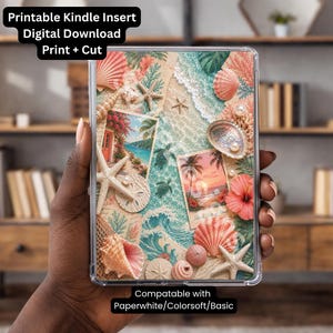 以下が含まれることがあります： Kindleインサート。ビーチをテーマにしたデザインで、貝殻、ヒトデ、ヴィンテージのポストカードが描かれています。インサートは透明なプラスチックケースに入っています。テキストは「Printable Kindle Insert Digital Download Print + Cut」と書かれています。