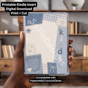 Peut inclure: Un insert Kindle avec un motif patchwork en jean. L'insert présente des patchs en jean bleu clair, un motif vichy et le mot "kind". Le design comprend une étoile, un cœur et un nœud. Le texte en haut indique "Printable Kindle Insert Digital Download Print + Cut".