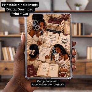 Könnte beinhalten: Transparenter Kindle-Hülle-Einsatz mit dem Text "Printable Kindle Insert Digital Download Print + Cut". Der Einsatz zeigt Illustrationen einer Frau mit Büchern, Kaffee und den Worten "Sunday Reset". Kompatibel mit Paperwhite/Colorsoft/Basic.