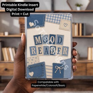 Peut inclure: Un insert pour Kindle avec un motif patchwork en jean. L'insert présente les mots "MOOD READER" en lettres majuscules bleues. Des éléments décoratifs incluent des cœurs, des nœuds et divers patchs en jean. Le texte en haut indique "Printable Kindle Insert Digital Download Print + Cut".