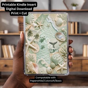 Peut inclure: Un insert rectangulaire pour Kindle présentant un collage d'images sur le thème de la mer, incluant des coquillages, des étoiles de mer, des tortues, une queue de baleine et des palmiers dans des tons vert sauge et crème. Le texte indique : Printable Kindle Insert Digital Download Print + Cut et Compatable with Paperwhite/Colorsoft/Basic.