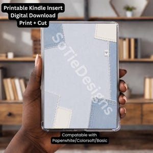 Peut inclure: Un insert Kindle avec un motif patchwork en denim bleu clair. L'insert présente le texte "Printable Kindle Insert Digital Download Print + Cut" et "SoTieDesigns". Compatible avec Paperwhite/Colorsoft/Basic.