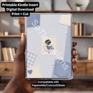 Peut inclure: Insert Kindle bleu clair avec un motif patchwork composé de pièces en denim et une illustration de timbre-poste d'une fille lisant. Le texte "Printable Kindle Insert" et "Digital Download" sont visibles.