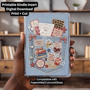 Peut inclure: Une coque Kindle avec un motif de poche en jean, ornée d'autocollants et de textes tels que "Kindle Girl" et "Books Before Everything". Compatible avec les modèles Paperwhite, Colorsoft et Basic. Le texte supérieur indique "Printable Kindle Insert Digital Download Print + Cut."