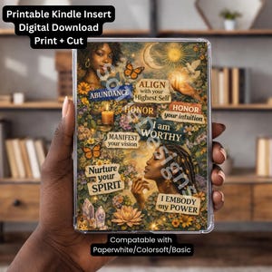 Puede incluir: Un inserto para Kindle con un diseño floral, mariposas y texto inspirador. El inserto presenta las palabras "Abundancia", "Honor", "Manifiesta tu visión", "Nutre tu espíritu", "Soy digno" y "Encarno mi poder". Compatible con Paperwhite/Colorsoft/Basic.