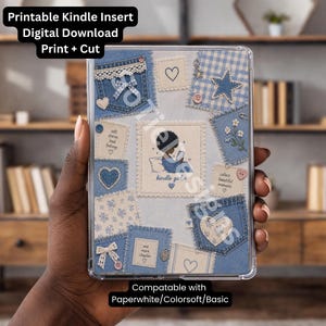 Peut inclure: Une coque Kindle transparente avec un motif patchwork composé de carrés en jean, de cœurs et de motifs floraux. La coque comprend le texte "Printable Kindle Insert Digital Download Print + Cut" et "kindle girls". Compatible avec Paperwhite/Colorsoft/Basic.