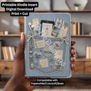 Peut inclure: Une coque Kindle avec un motif de poche en jean, ornée d'écussons sur le thème de la plage, de coquillages et du texte "Kindle Girl". L'étui contient un appareil Kindle et des écouteurs. Le texte sur l'étui indique "Printable Kindle Insert Digital Download Print + Cut."