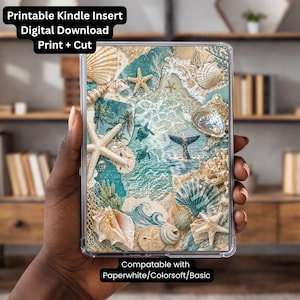 Può includere: Un inserto per Kindle con un design a tema spiaggia, con conchiglie, stelle marine e onde oceaniche nei toni del blu, beige e bianco. L'inserto include il testo "Printable Kindle Insert Digital Download Print + Cut". Compatibile con Paperwhite/Colorsoft/Basic.