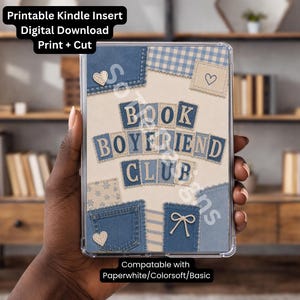 Peut inclure: Un insert Kindle avec un motif patchwork en jean. L'insert présente le texte "BOOK BOYFRIEND CLUB" dans un style patchwork. Le haut de l'insert indique "Printable Kindle Insert Digital Download Print + Cut".
