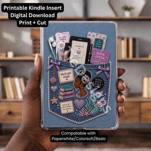 Peut inclure: Insert pour étui Kindle avec un motif de poche en jean, représentant une femme noire, une sirène et des ornements sur le thème des livres. Le texte comprend "Printable Kindle Insert", "Digital Download" et "black girl magic".