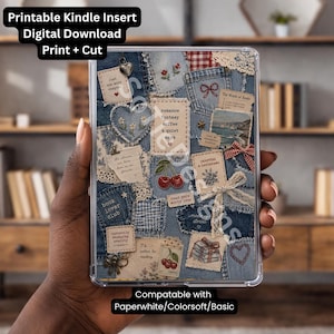 Peut inclure: Un insert Kindle avec un motif patchwork composé de denim, de dentelle et de divers éléments décoratifs. L'insert comprend du texte tel que "Printable Kindle Insert" et "book lover club". Compatible avec Paperwhite/Colorsoft/Basic.