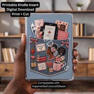 Puede incluir: Una funda Kindle con un diseño de bolsillo de mezclilla, adornada con pegatinas de libros, corazones y el perfil de una mujer negra. La funda incluye el texto "Printable Kindle Insert Digital Download Print + Cut" y es compatible con Paperwhite/Colorsoft/Basic.