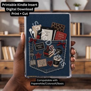 Può includere: Un inserto per custodia Kindle con un design a tasca in denim, con ciondoli a tema libro, una tazza di caffè e la scritta "Kindle Girl". Compatibile con i modelli Paperwhite, Colorsoft e Basic. Il testo in alto recita "Printable Kindle Insert Digital Download Print + Cut."