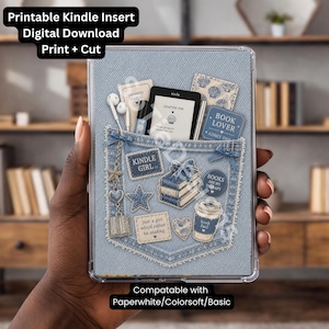 Peut inclure: Un insert pour étui Kindle avec un motif de poche en jean, des écussons sur le thème des livres, une tasse à café et le texte "Kindle Girl". L'insert comprend un appareil Kindle, des écouteurs et le texte "Printable Kindle Insert Digital Download Print + Cut."