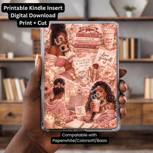 Puede incluir: Una funda transparente para Kindle con una ilustración rosa y blanca de mujeres, libros y productos de belleza. El texto incluye "Printable Kindle Insert Digital Download Print + Cut" y "Love yourself". Compatible con Paperwhite/Colorsoft/Basic.
