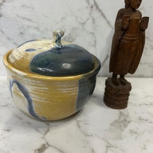 Vintage signerad studiokonstkeramik sockerskål med lock
