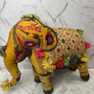 Vintage Rajasthan gevulde Indische olifant patchwork stof borduurwerk spiegels met kralen en kwastjes perfect armoedig volkskunst boho decor